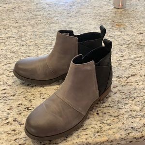 Size 9 Sorel water resistant boot.